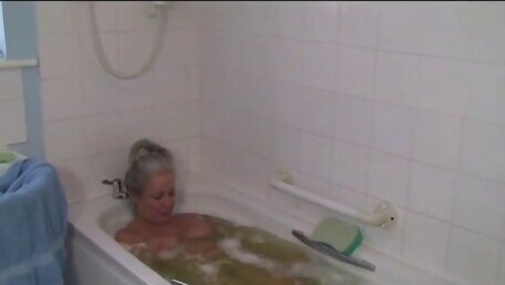 mature slut washing her old pussy